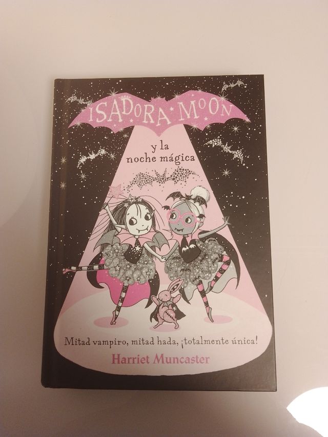 Isadora Moon y la noche mágica / Isadora Moon and the Magical Night (Spanish Edition)