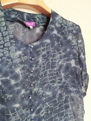 Blusa T-46 azul noche estampada fina