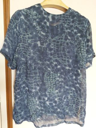 Blusa T-46 azul noche estampada fina