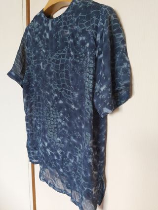 Blusa T-46 azul noche estampada fina