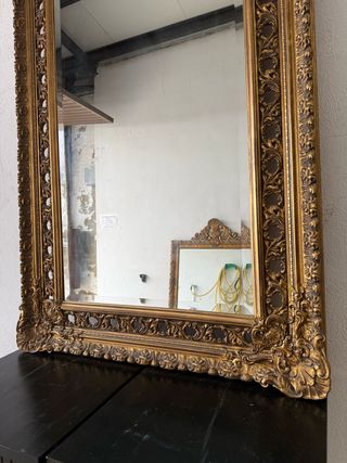 Espejo biselado con marco de madera