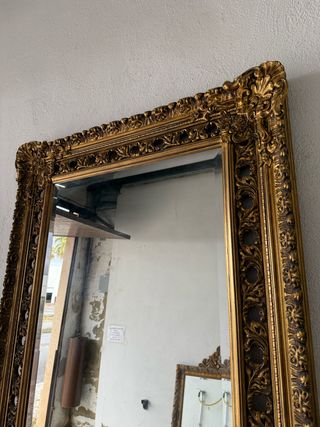 Espejo biselado con marco de madera