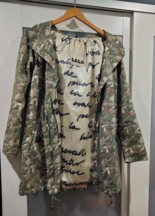 Chubasquero verde estampado marca Laga