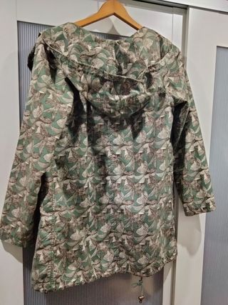 Chubasquero verde estampado marca Laga