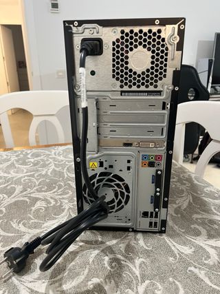Ordenador HP con accesorios