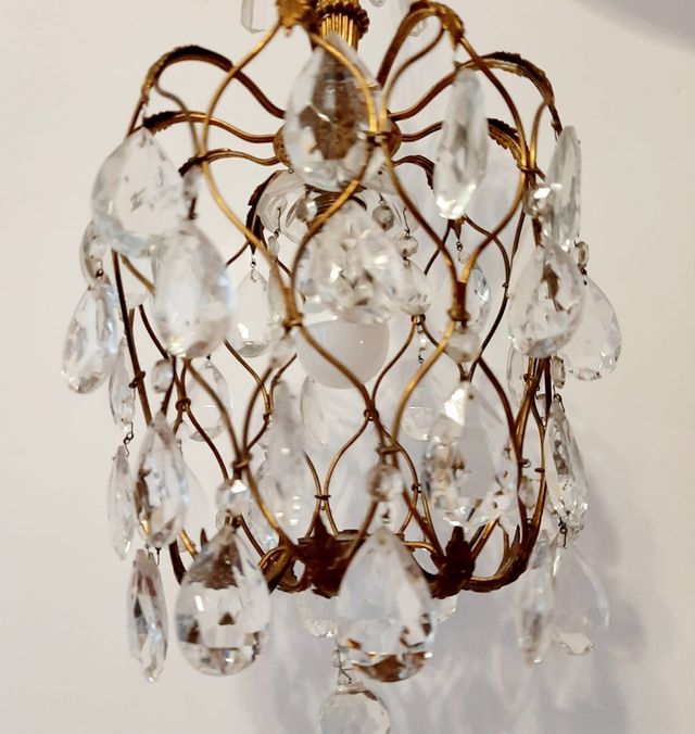 Elegante lampadario a gocce di cristallo