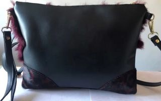 Bolso piel y pelo negro burdeos 