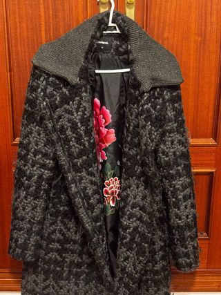 Abrigo de mujer marca Desigual