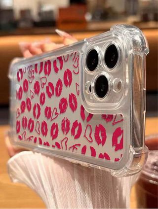 Cover con design labbra e cuori