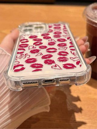 Cover con design labbra e cuori