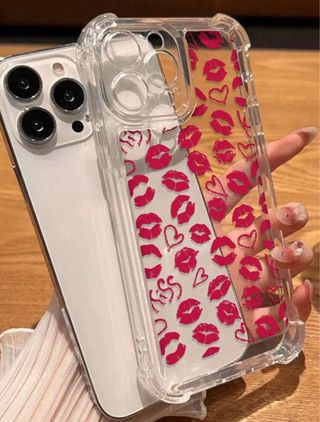 Cover con design labbra e cuori