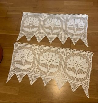 Dos cortinas de croche hechas a mano