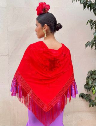 Mantoncillo rojo bordado