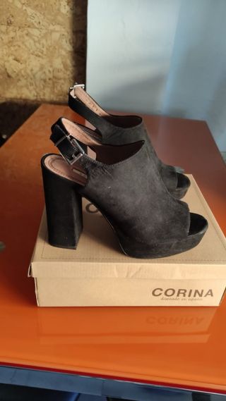 Zapatos con tacón.