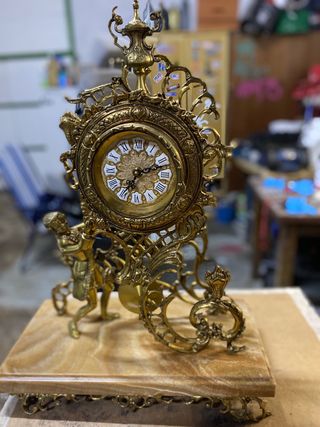 Candelabros y reloj de bronce 