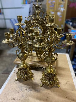 Candelabros y reloj de bronce 