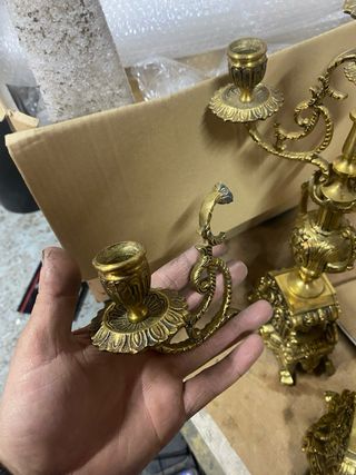 Candelabros y reloj de bronce 
