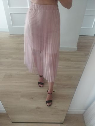 Falda plisada rosa palo.