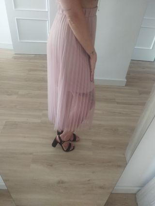Falda plisada rosa palo.