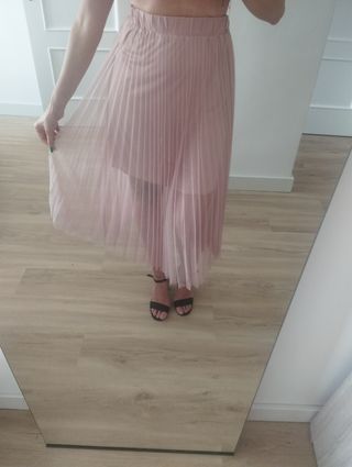 Falda plisada rosa palo.