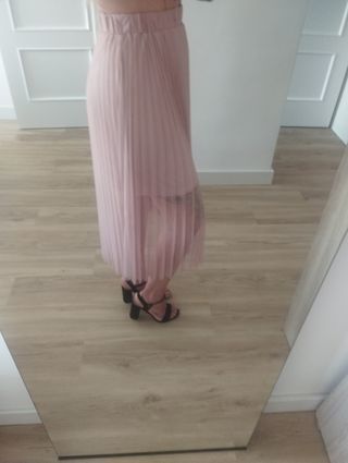 Falda plisada rosa palo.