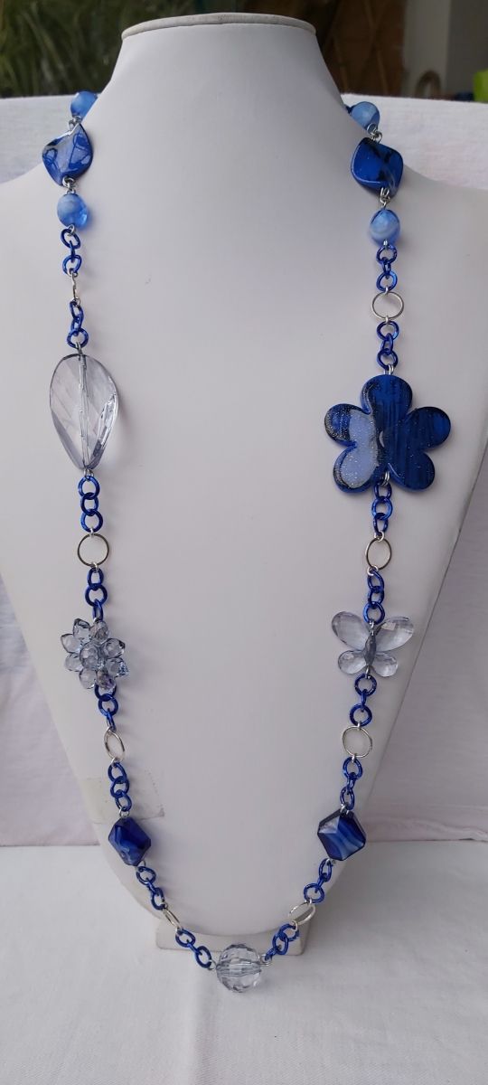 Collana con resine, perle vetro e cristalli blu