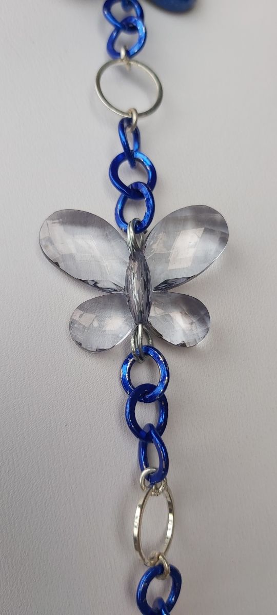Collana con resine, perle vetro e cristalli blu