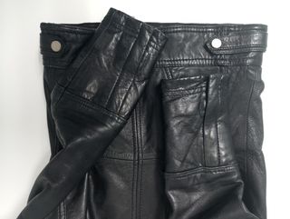 Cazadora de cuero negra y entallada, talla S