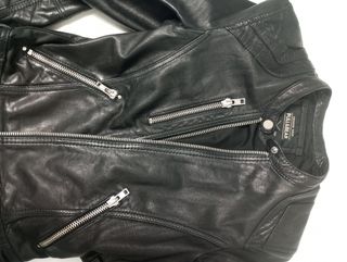 Cazadora de cuero negra y entallada, talla S