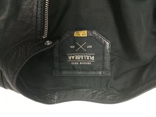 Cazadora de cuero negra y entallada, talla S