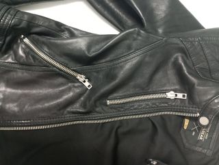 Cazadora de cuero negra y entallada, talla S