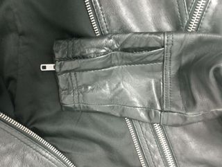 Cazadora de cuero negra y entallada, talla S