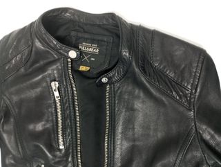 Cazadora de cuero negra y entallada, talla S