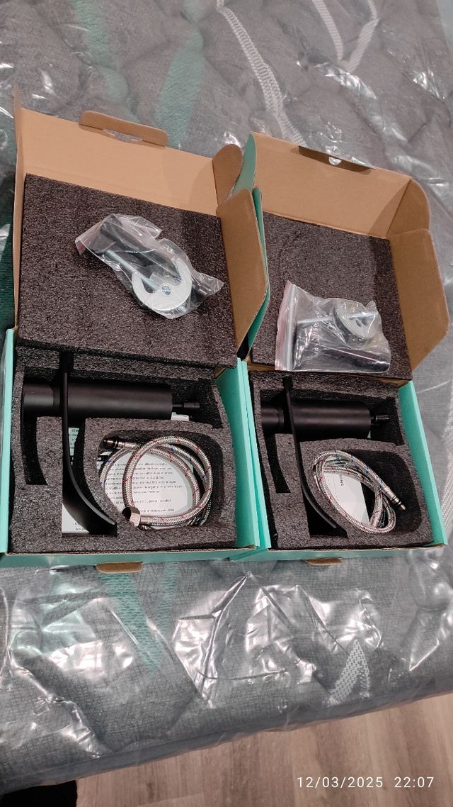 Grifo lavabo monomando negro de cascada.