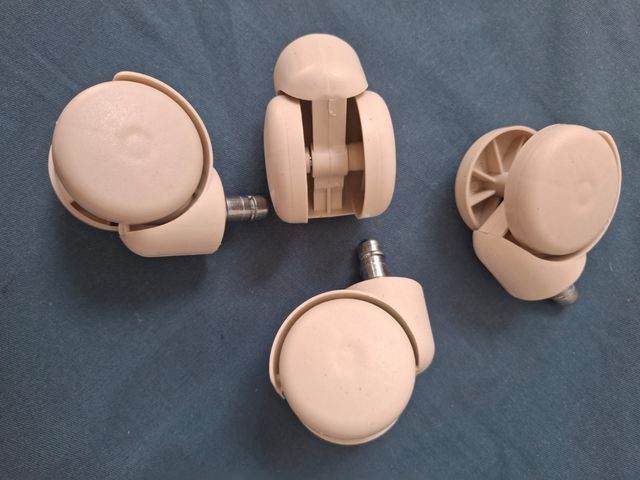 Ruedas universales giratorias sin usar.
