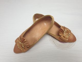 Zapato fallera color ocre.