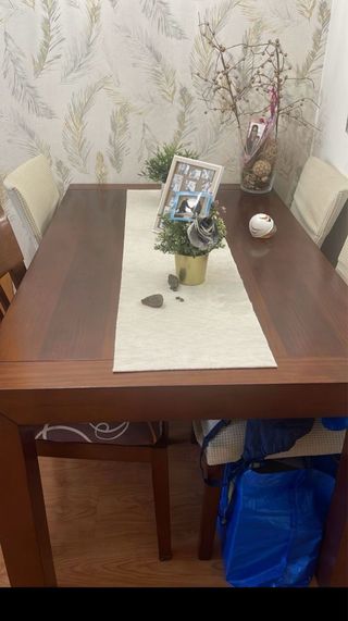 MESA MADERA NACIZA A JUEGO CON 4 SILLAS CONJUNTO.