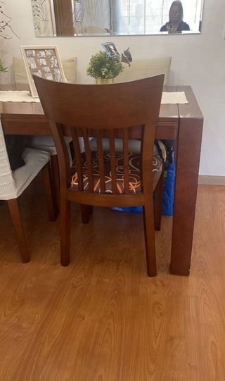 MESA MADERA NACIZA A JUEGO CON 4 SILLAS CONJUNTO.
