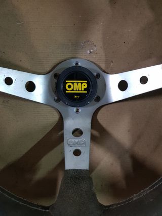 Volante desplazado OMP original.