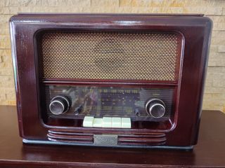 ¡Se vende radio antigua!