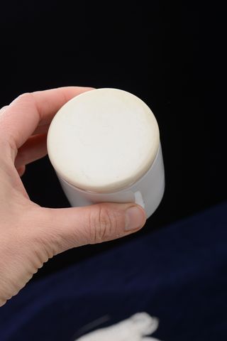 Dos tarros vintage de farmacia de loza blanca tapa