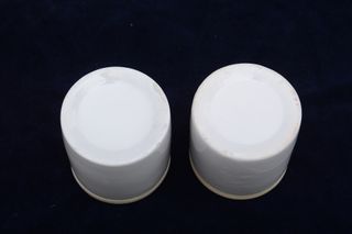 Dos tarros vintage de farmacia de loza blanca tapa