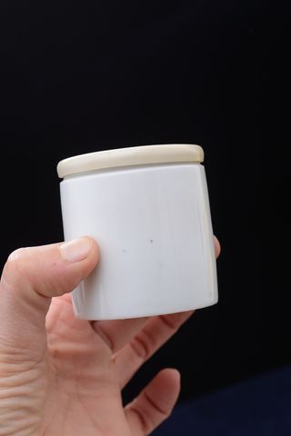 Dos tarros vintage de farmacia de loza blanca tapa