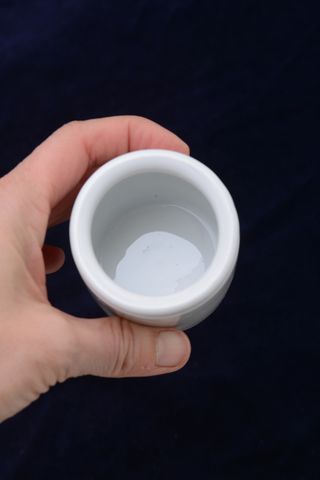 Dos tarros vintage de farmacia de loza blanca tapa