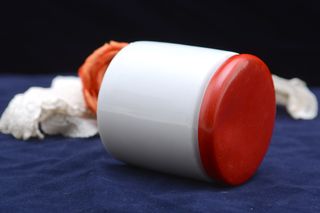 Tarro vintage farmacia loza blanca tapa roja