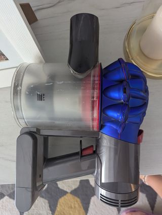 Escoba aspiradora Dyson.Modelo V8.Más 2 accesorio