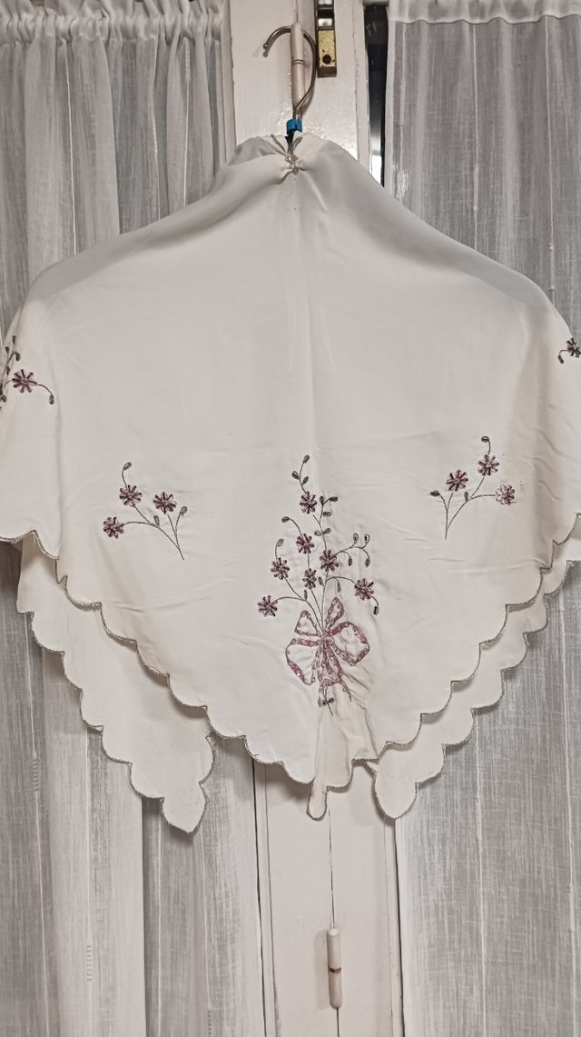 Mantón y delantal seda, de niña