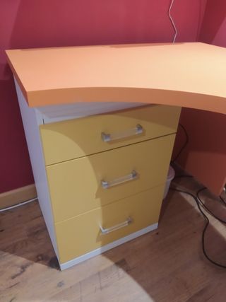 Escritorio, cajonera y estantería.