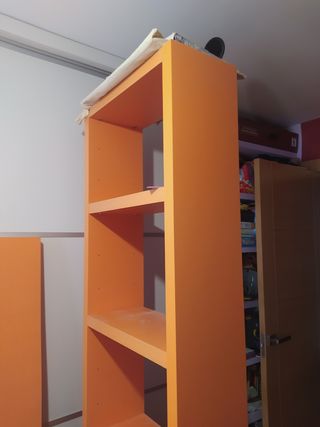 Escritorio, cajonera y estantería.