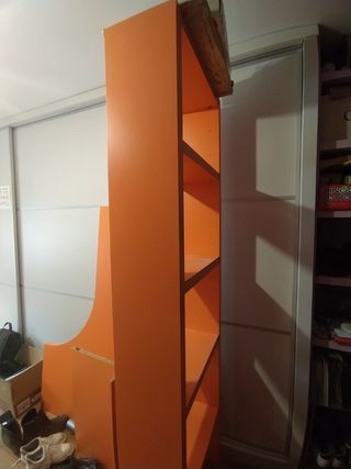 Escritorio, cajonera y estantería.